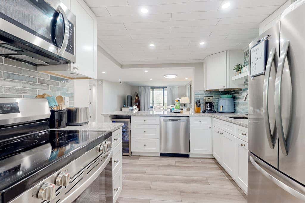 Ocean view condo at beachfront resort with pool, hot tub, pickleball & tennis