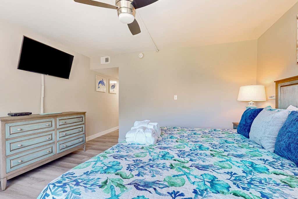 Ocean view condo at beachfront resort with pool, hot tub, pickleball & tennis