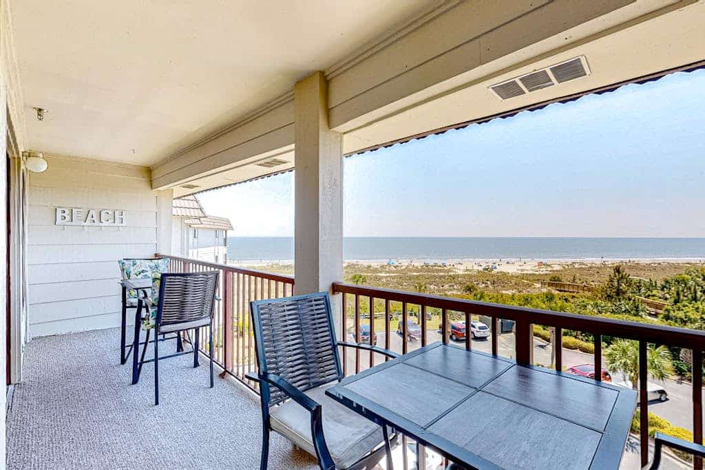Newly renovated beachfront condo with pool, tennis, restaurants, gym, & balcony