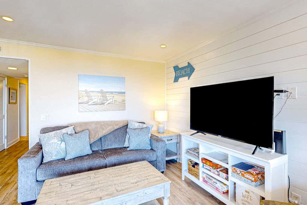 Newly renovated beachfront condo with pool, tennis, restaurants, gym, & balcony