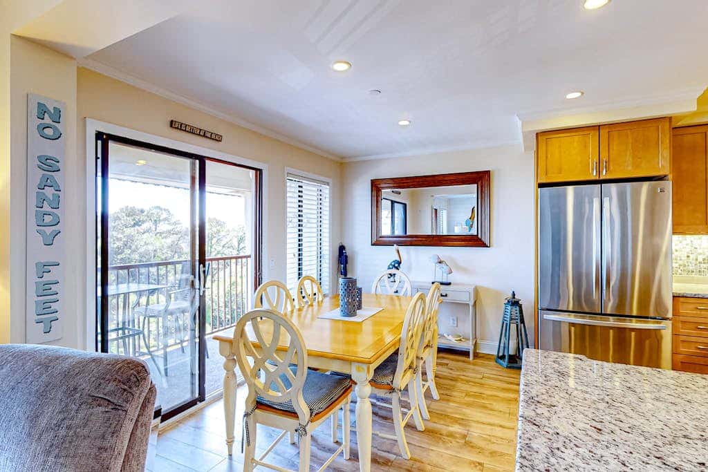 Newly renovated beachfront condo with pool, tennis, restaurants, gym, & balcony