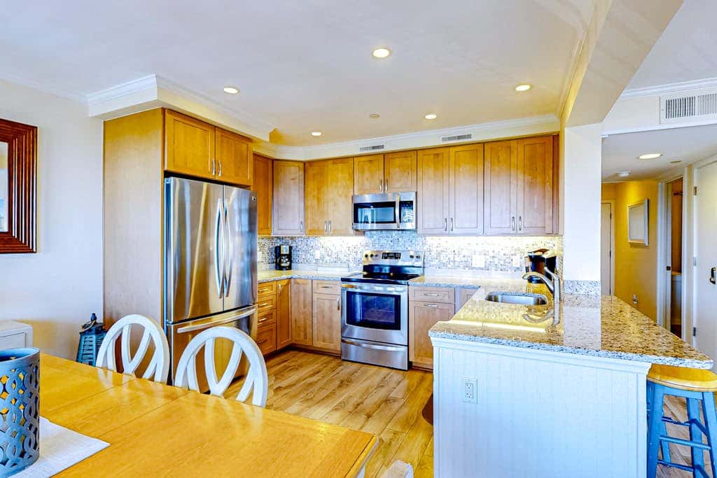 Newly renovated beachfront condo with pool, tennis, restaurants, gym, & balcony