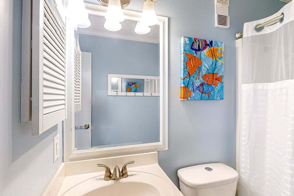 Newly renovated beachfront condo with pool, tennis, restaurants, gym, & balcony