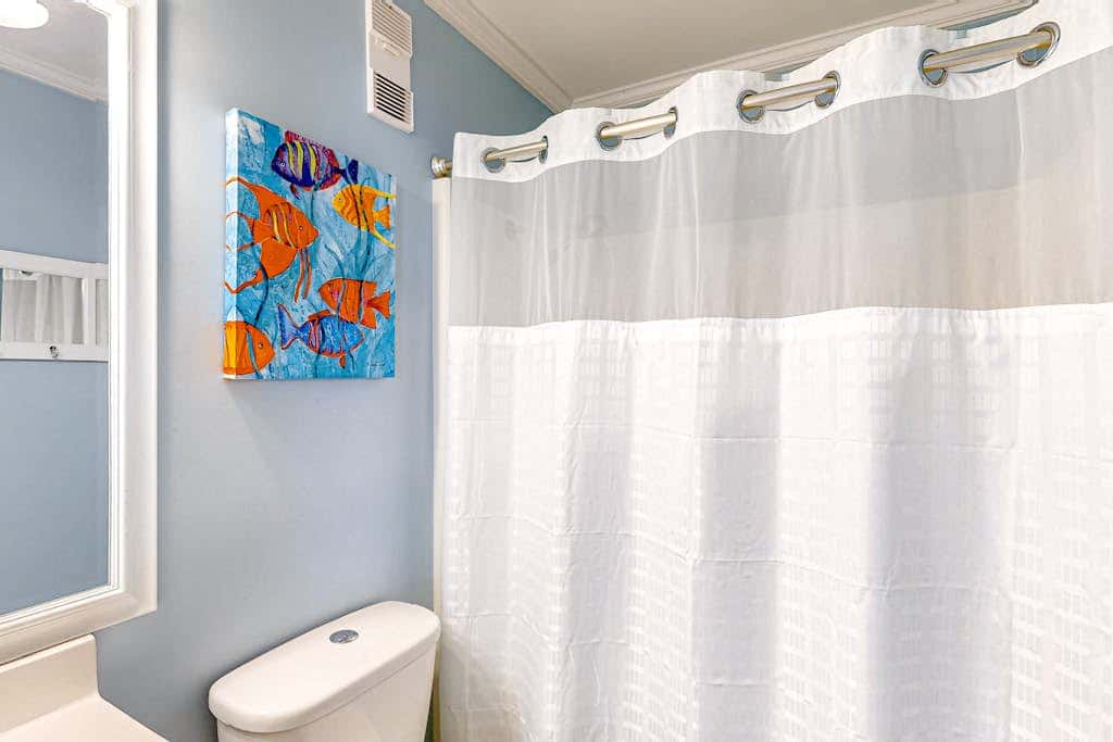 Newly renovated beachfront condo with pool, tennis, restaurants, gym, & balcony