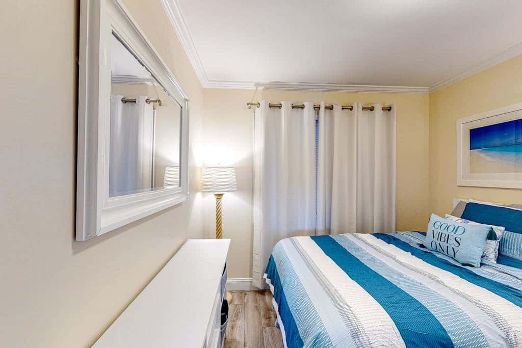 Newly renovated beachfront condo with pool, tennis, restaurants, gym, & balcony