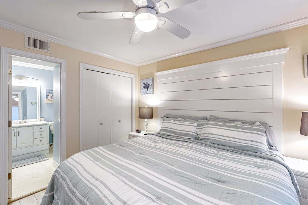 Newly renovated beachfront condo with pool, tennis, restaurants, gym, & balcony