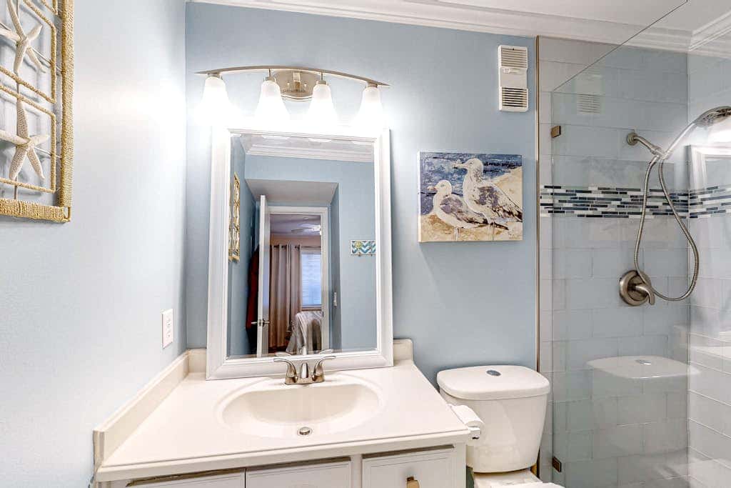 Newly renovated beachfront condo with pool, tennis, restaurants, gym, & balcony