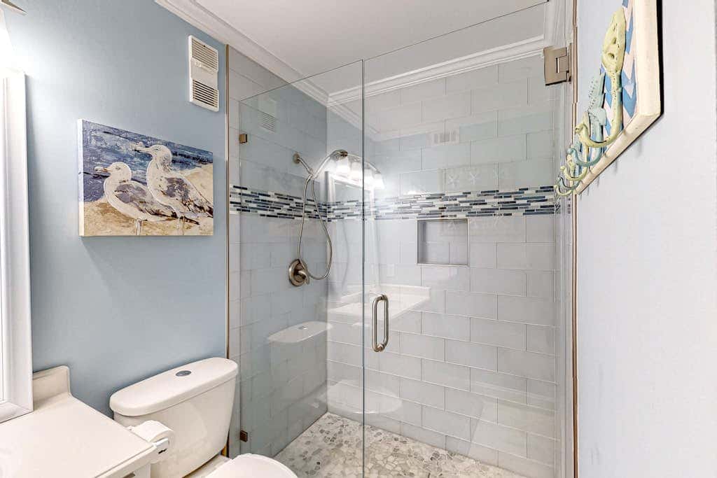 Newly renovated beachfront condo with pool, tennis, restaurants, gym, & balcony