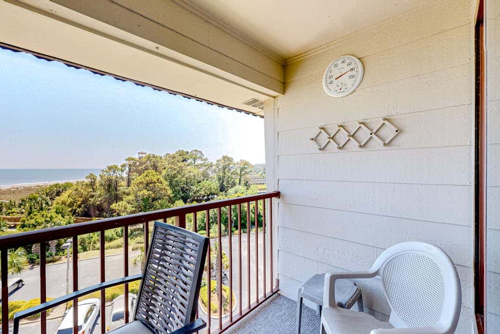 Newly renovated beachfront condo with pool, tennis, restaurants, gym, & balcony