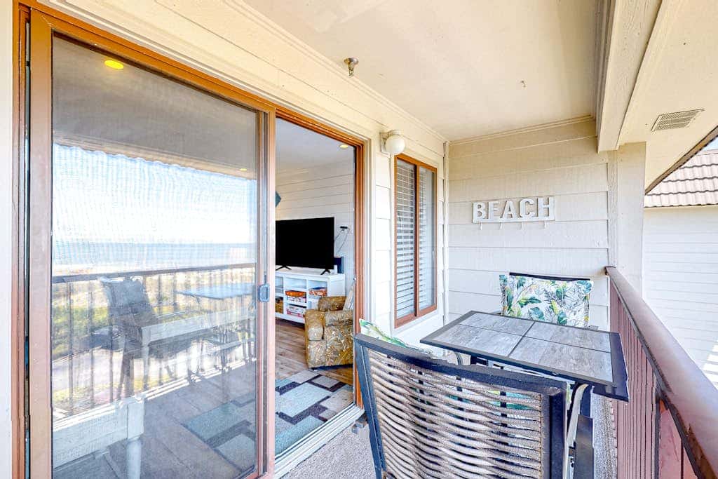 Newly renovated beachfront condo with pool, tennis, restaurants, gym, & balcony