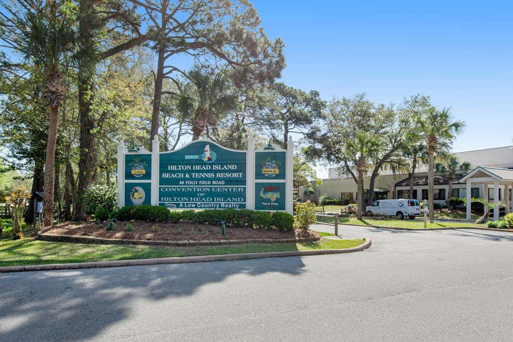 Newly renovated beachfront condo with pool, tennis, restaurants, gym, & balcony