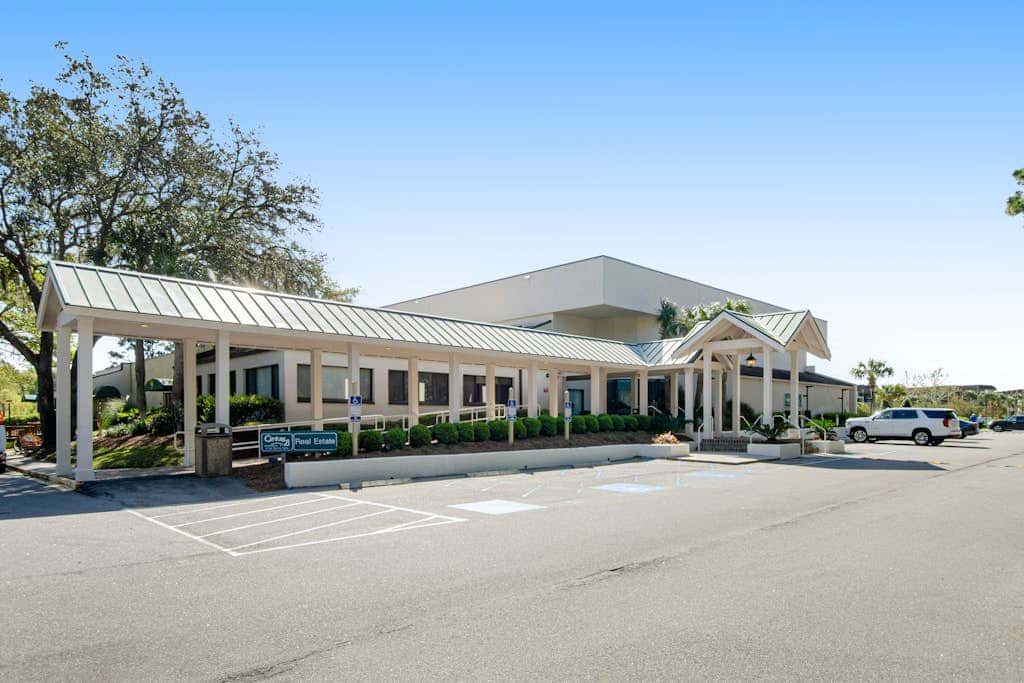 Newly renovated beachfront condo with pool, tennis, restaurants, gym, & balcony