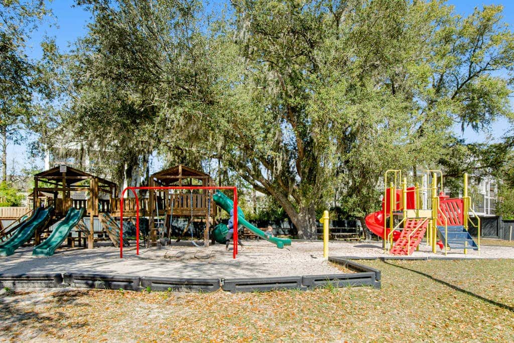 Newly renovated beachfront condo with pool, tennis, restaurants, gym, & balcony
