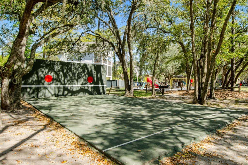 Newly renovated beachfront condo with pool, tennis, restaurants, gym, & balcony
