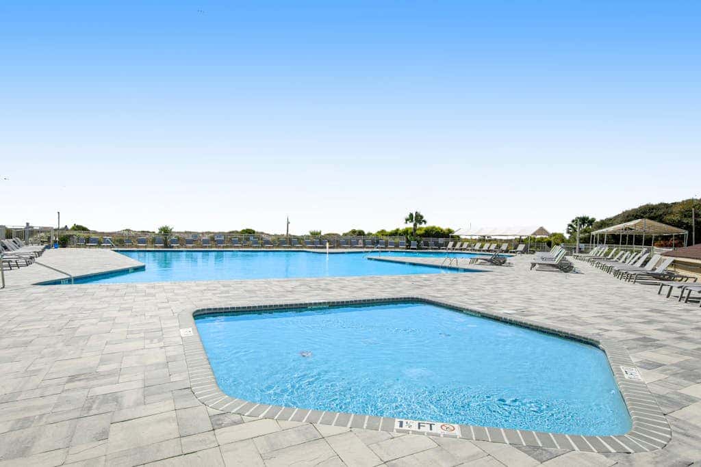 Newly renovated beachfront condo with pool, tennis, restaurants, gym, & balcony