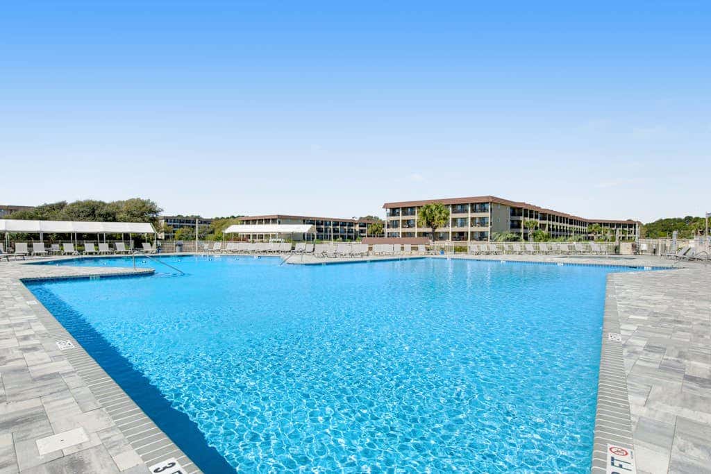 Newly renovated beachfront condo with pool, tennis, restaurants, gym, & balcony