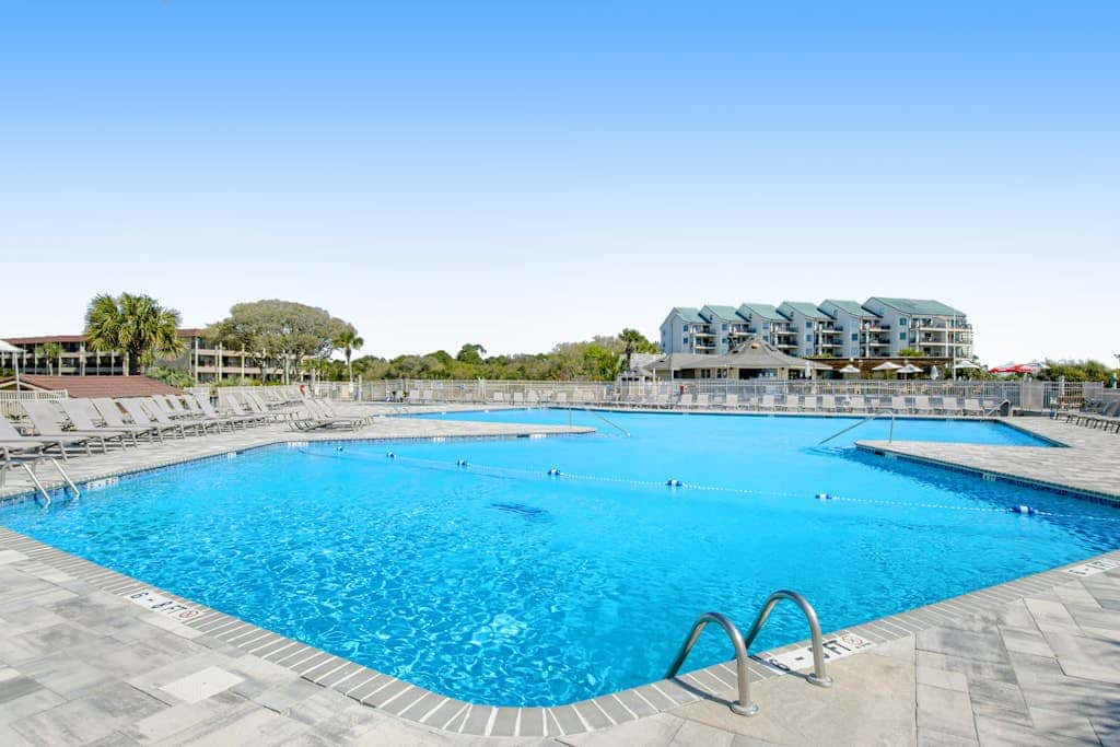 Newly renovated beachfront condo with pool, tennis, restaurants, gym, & balcony