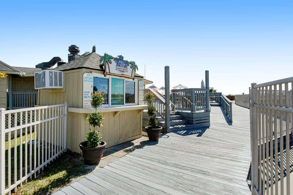 Newly renovated beachfront condo with pool, tennis, restaurants, gym, & balcony