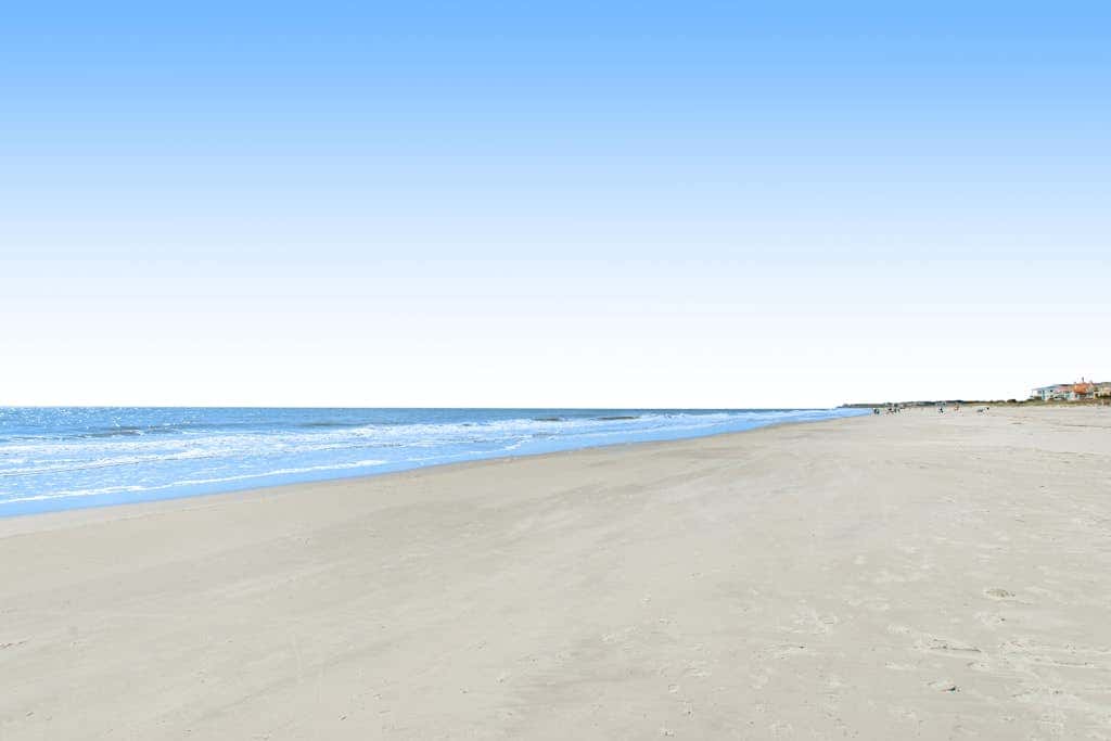 Newly renovated beachfront condo with pool, tennis, restaurants, gym, & balcony