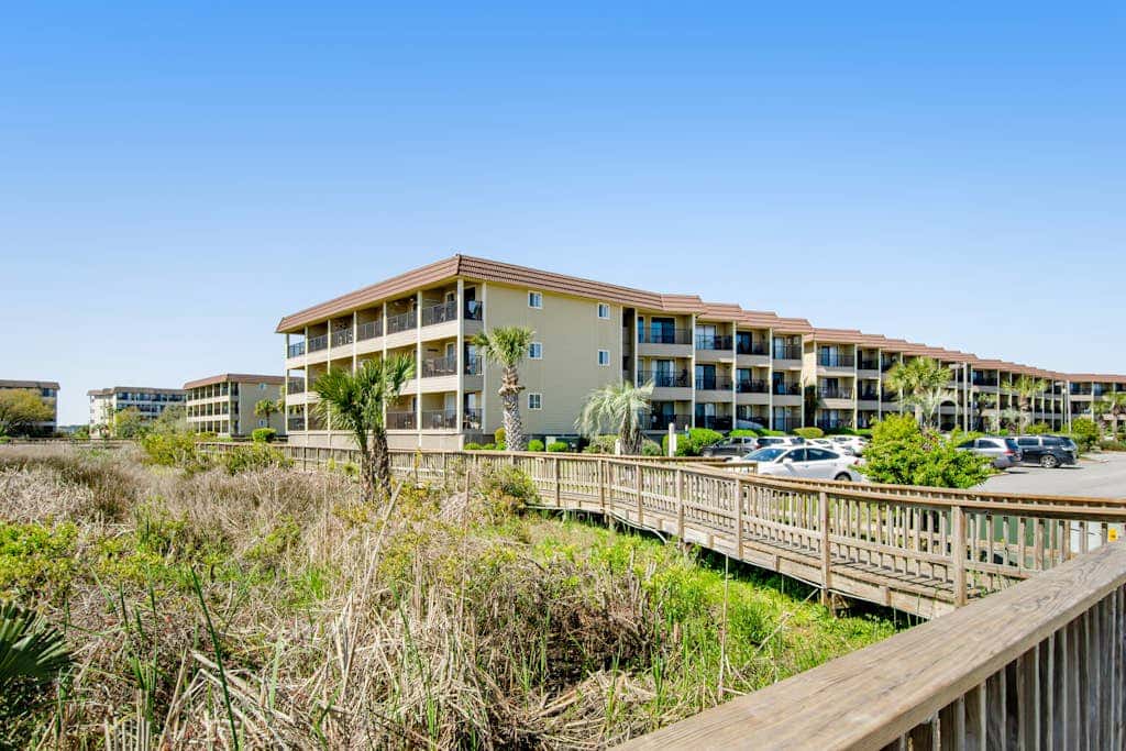 Newly renovated beachfront condo with pool, tennis, restaurants, gym, & balcony