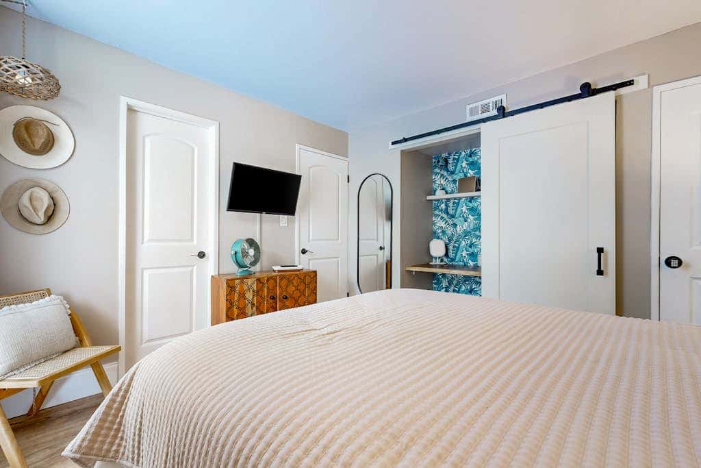Tranquil condo with two outdoor pools, bike paths and beach access