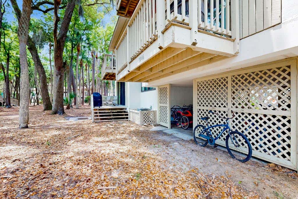 Tranquil condo with two outdoor pools, bike paths and beach access