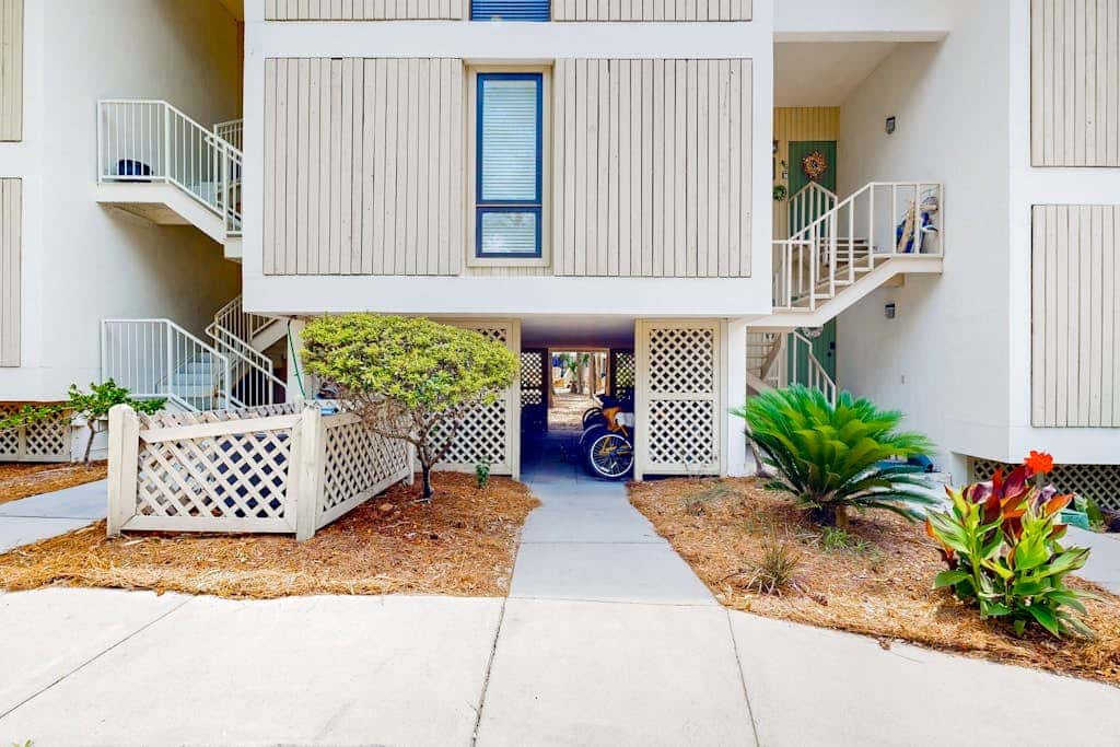 Tranquil condo with two outdoor pools, bike paths and beach access