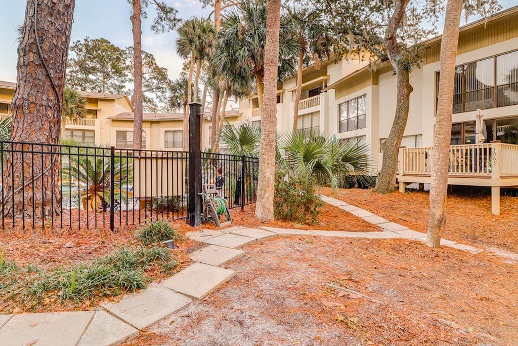 Tranquil condo with two outdoor pools, bike paths and beach access