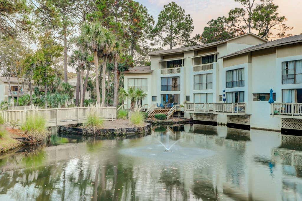 Tranquil condo with two outdoor pools, bike paths and beach access