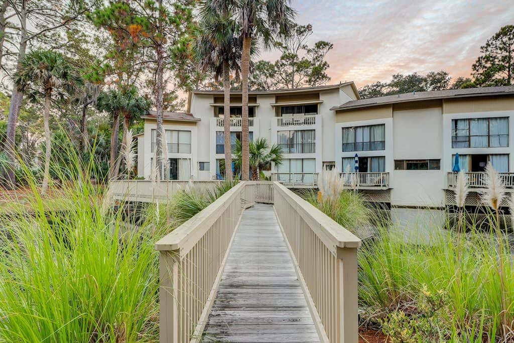 Tranquil condo with two outdoor pools, bike paths and beach access