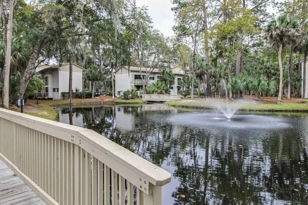 Tranquil condo with two outdoor pools, bike paths and beach access