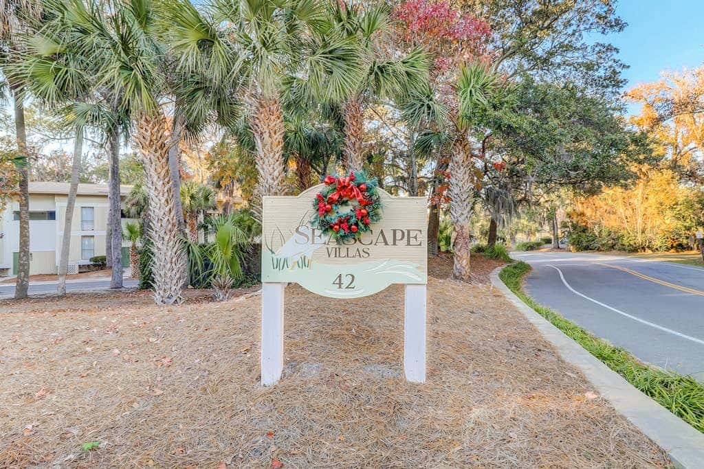 Tranquil condo with two outdoor pools, bike paths and beach access