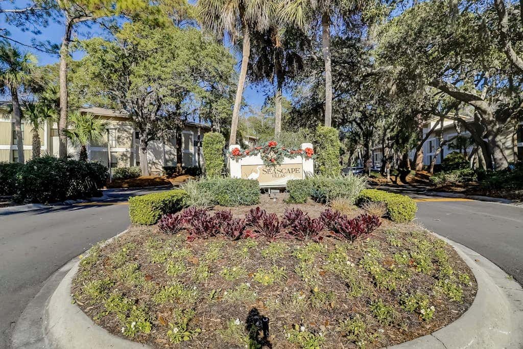 Tranquil condo with two outdoor pools, bike paths and beach access