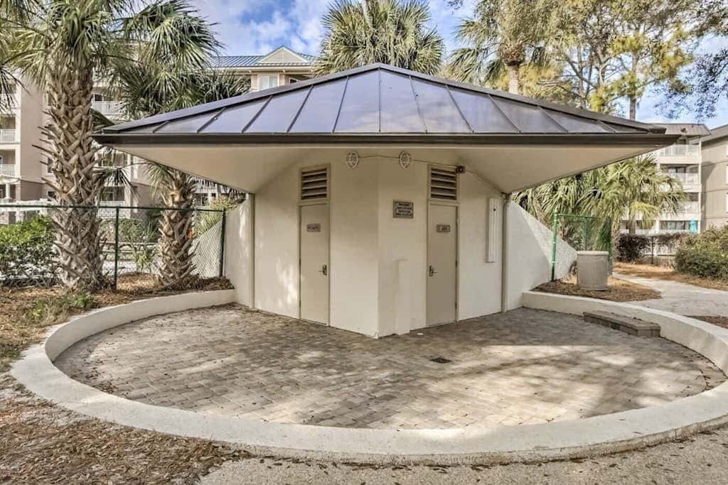 Tranquil condo with two outdoor pools, bike paths and beach access