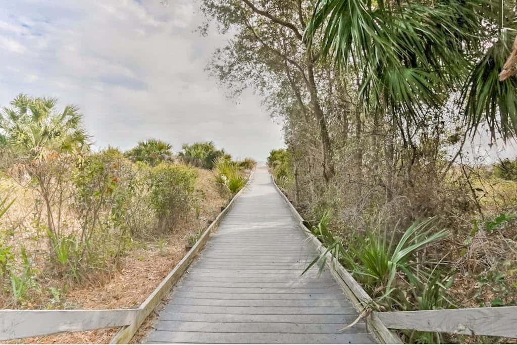 Tranquil condo with two outdoor pools, bike paths and beach access