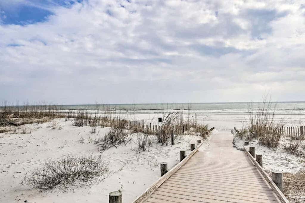 Tranquil condo with two outdoor pools, bike paths and beach access