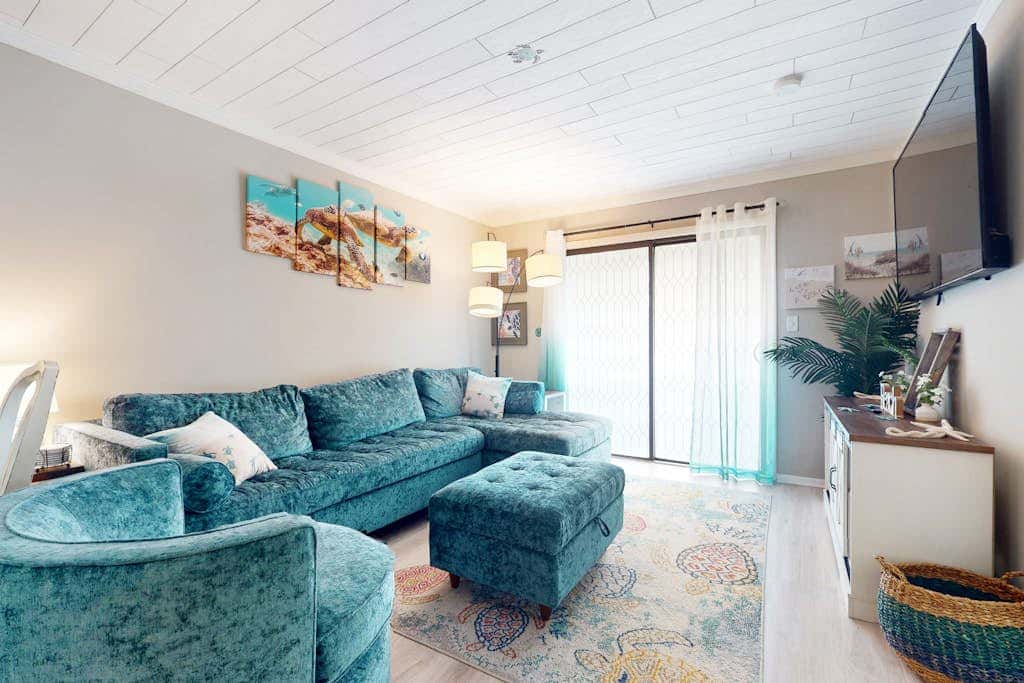 3rd Floor Villa with Private Washer & Dryer, Central AC - Shared Pools