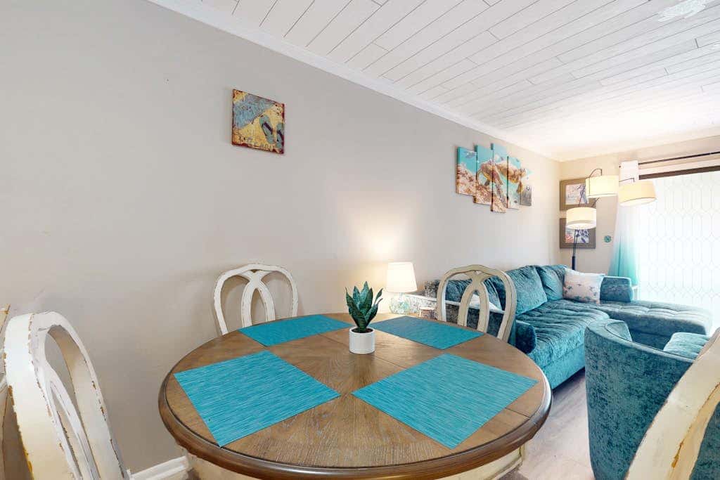 3rd Floor Villa with Private Washer & Dryer, Central AC - Shared Pools