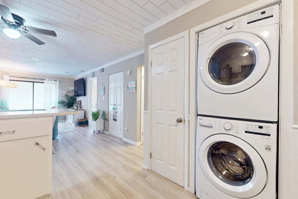 3rd Floor Villa with Private Washer & Dryer, Central AC - Shared Pools