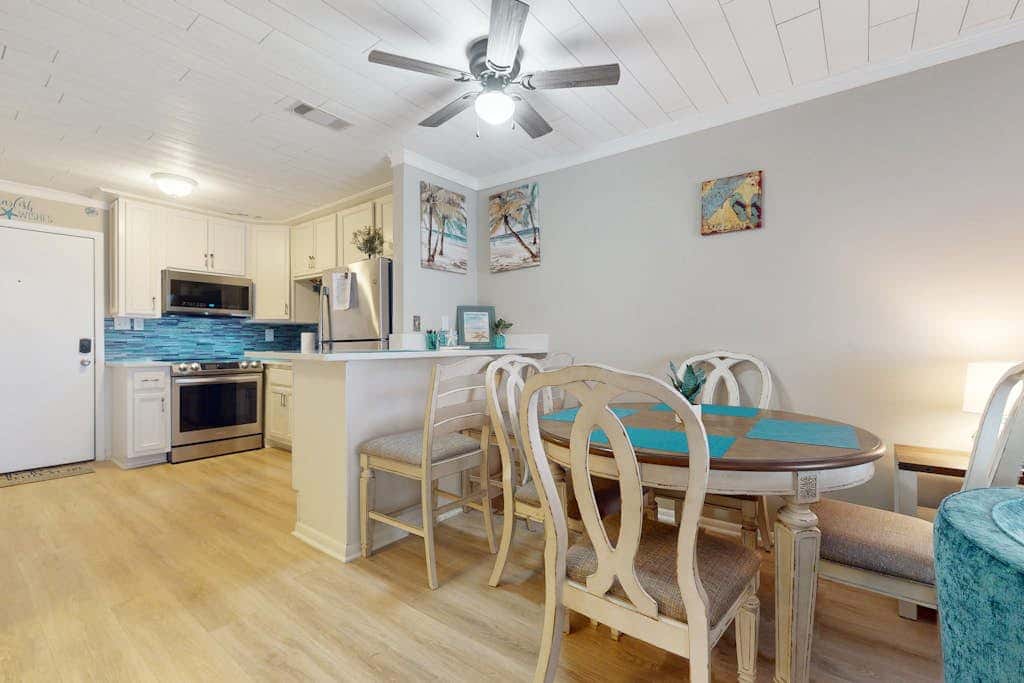 3rd Floor Villa with Private Washer & Dryer, Central AC - Shared Pools