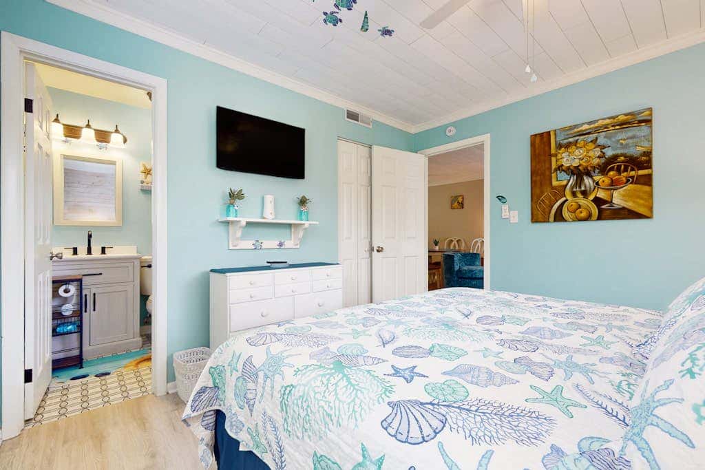 3rd Floor Villa with Private Washer & Dryer, Central AC - Shared Pools