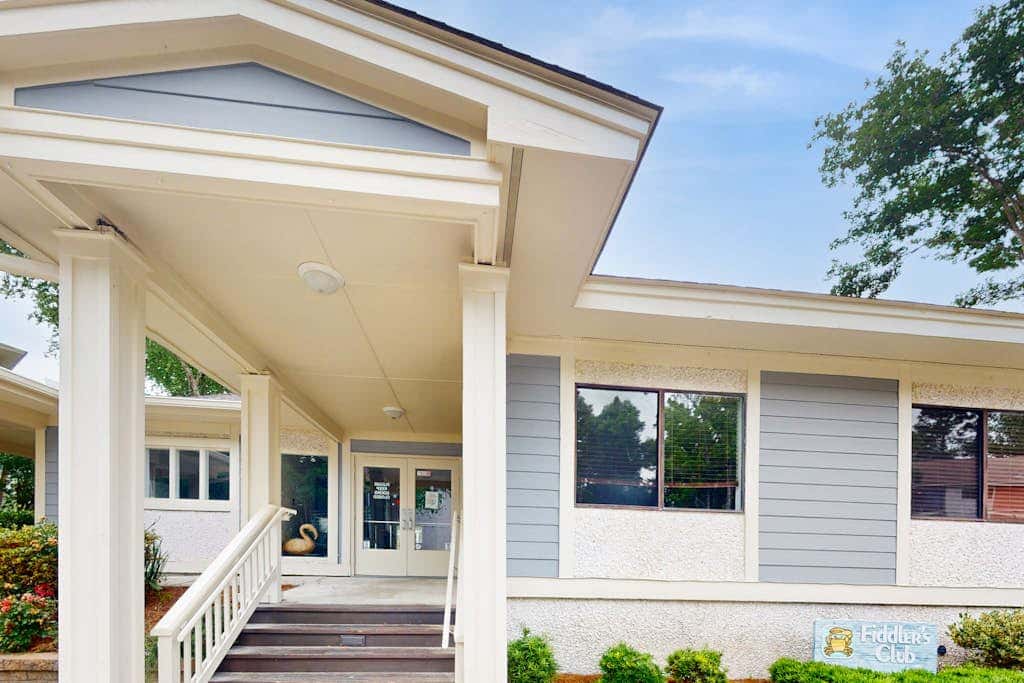 3rd Floor Villa with Private Washer & Dryer, Central AC - Shared Pools