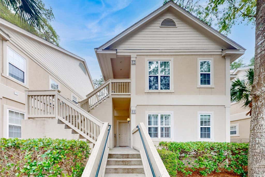 1st Floor Villa with pool, tennis, central AC, & washer dryer