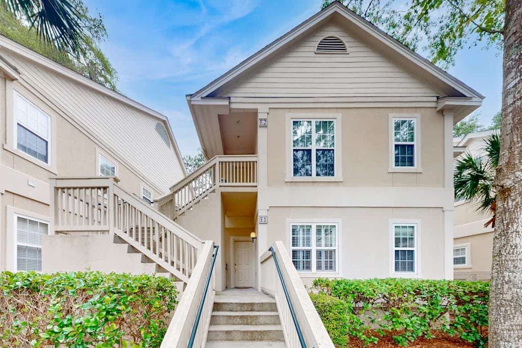 1st Floor Villa with pool, tennis, central AC, & washer dryer