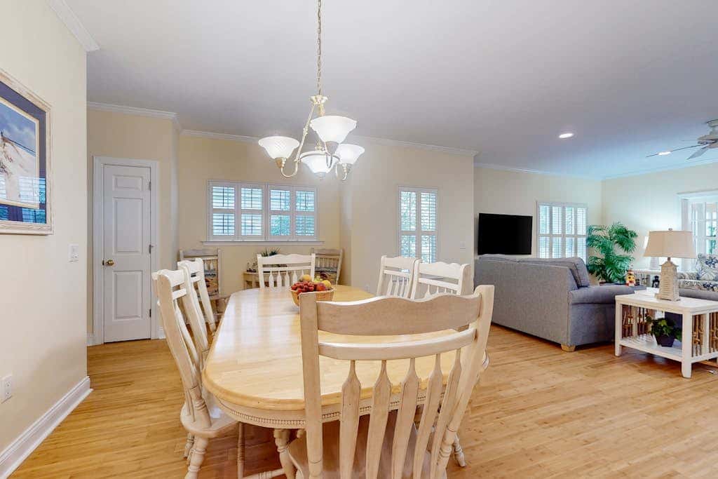 1st Floor Villa with pool, tennis, central AC, & washer dryer