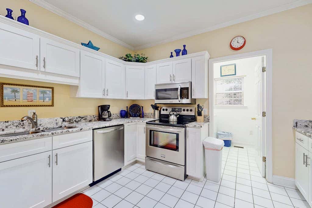 1st Floor Villa with pool, tennis, central AC, & washer dryer