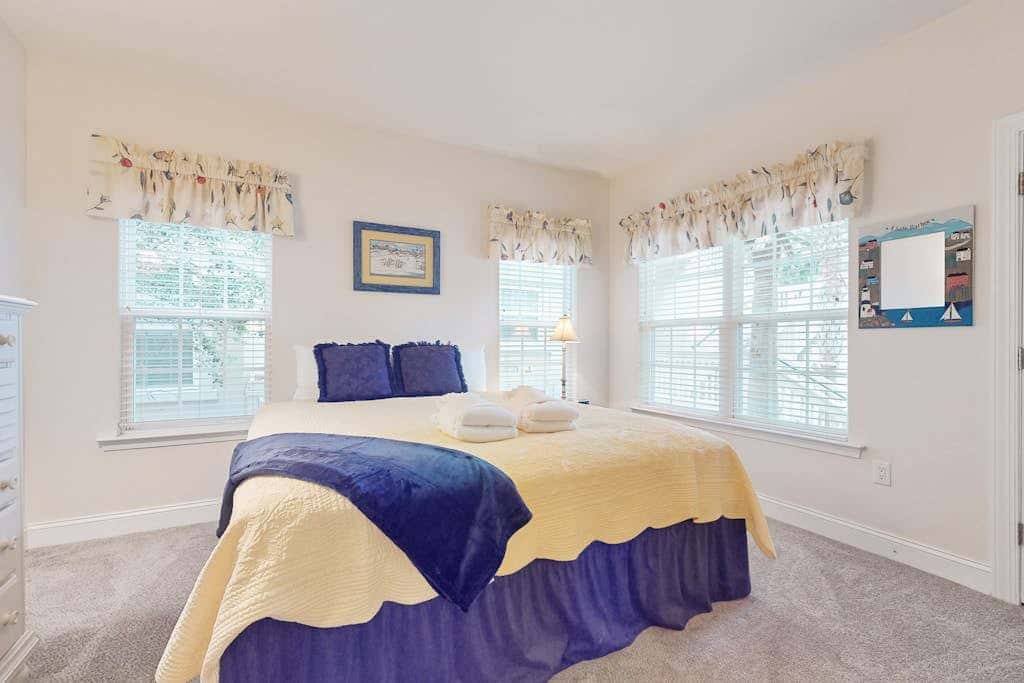 1st Floor Villa with pool, tennis, central AC, & washer dryer