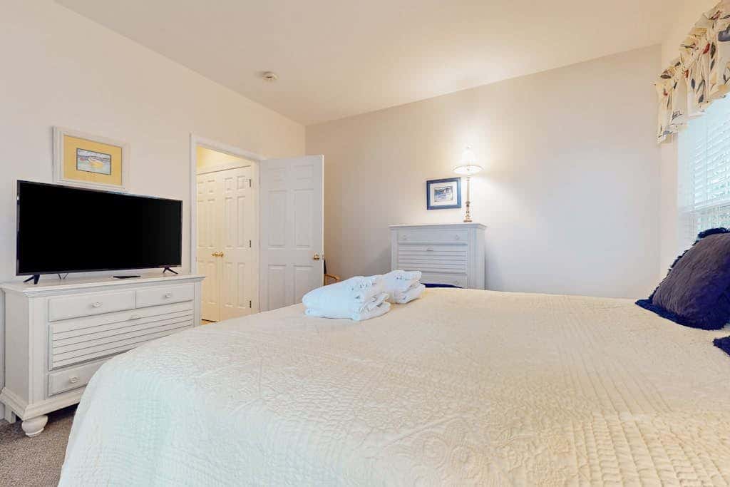1st Floor Villa with pool, tennis, central AC, & washer dryer