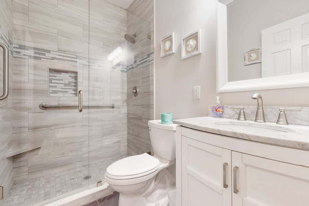 1st Floor Villa with pool, tennis, central AC, & washer dryer