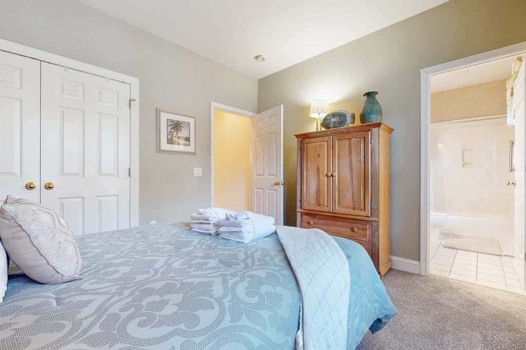 1st Floor Villa with pool, tennis, central AC, & washer dryer